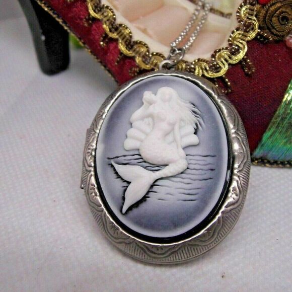 Black Frosted Mermaid Sea Locket Cameo Necklace - Picture 4 of 7